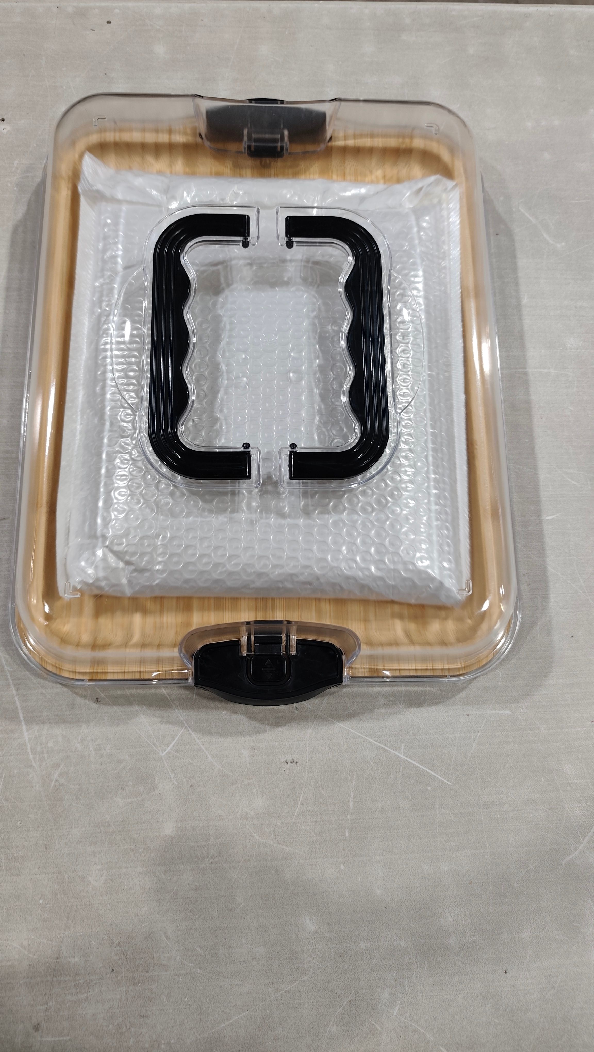 Tabla de embutidos con tapa de bloqueo transparente