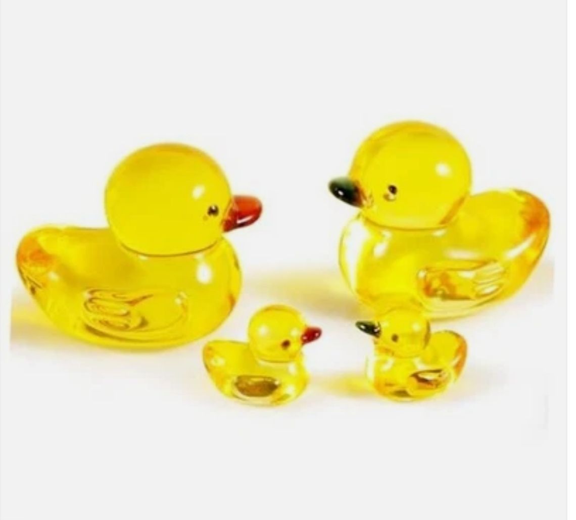 Estatuillas familiares de patos de vidrio amarillo