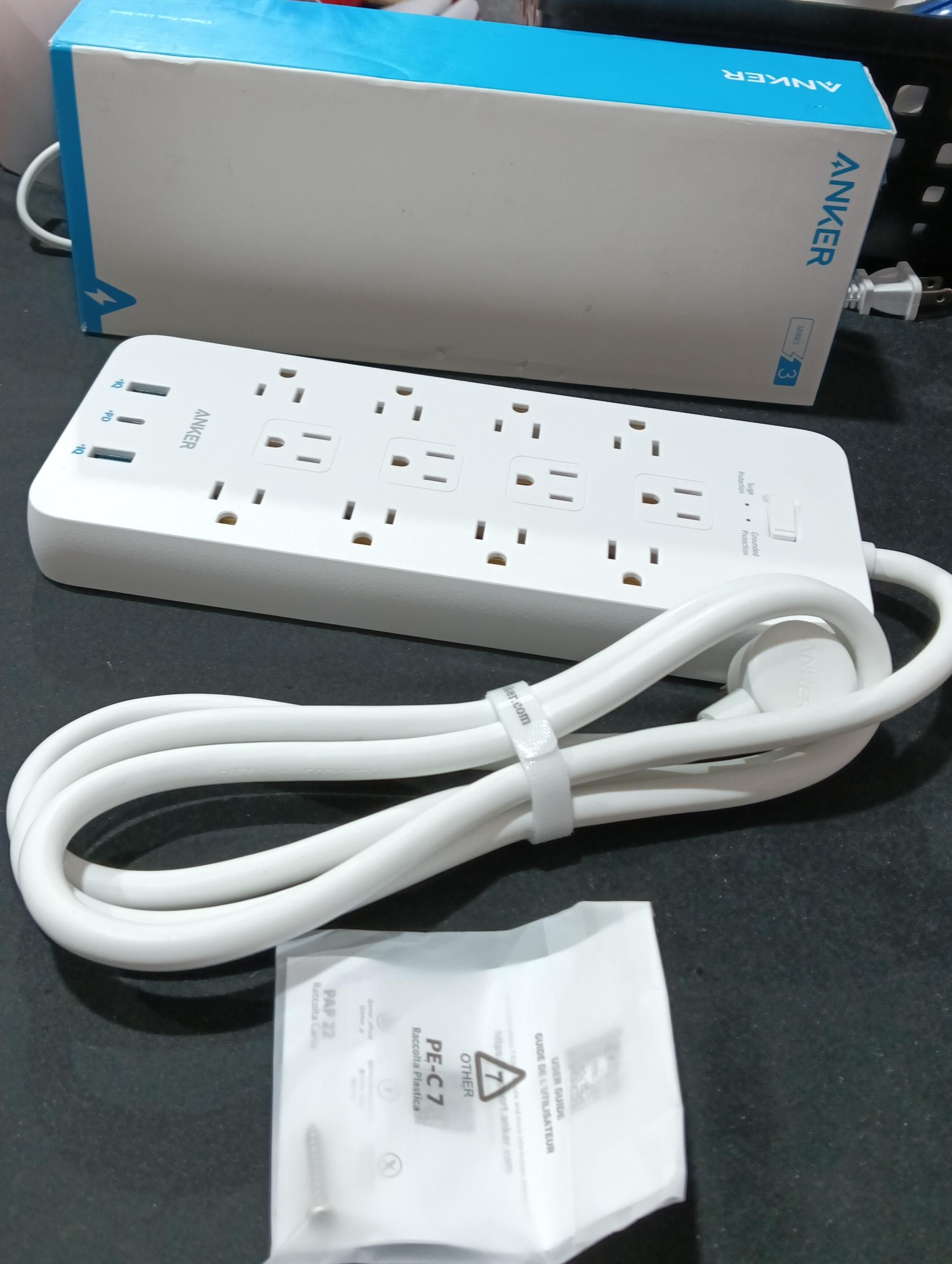Anker - Tira de alimentación con protector de sobretensiones (2100J)