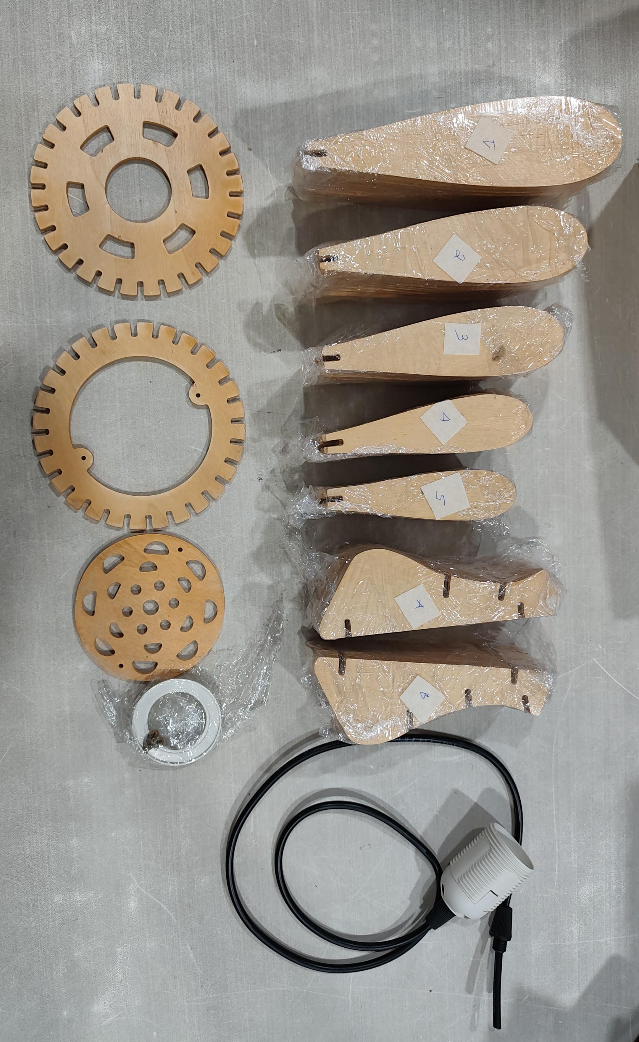 Lámpara de madera de flores