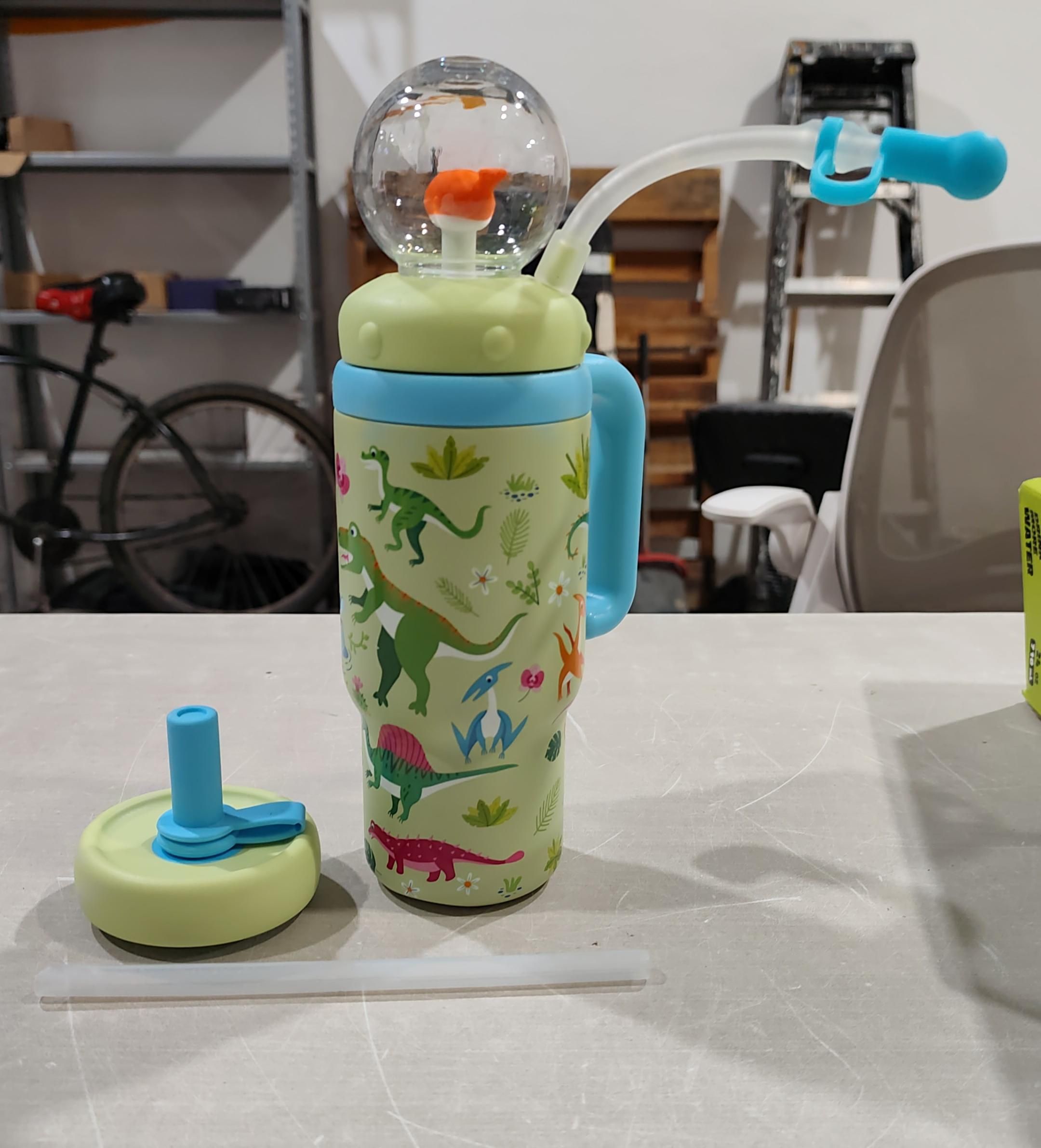 Taza de viaje con forma de ballena aislada