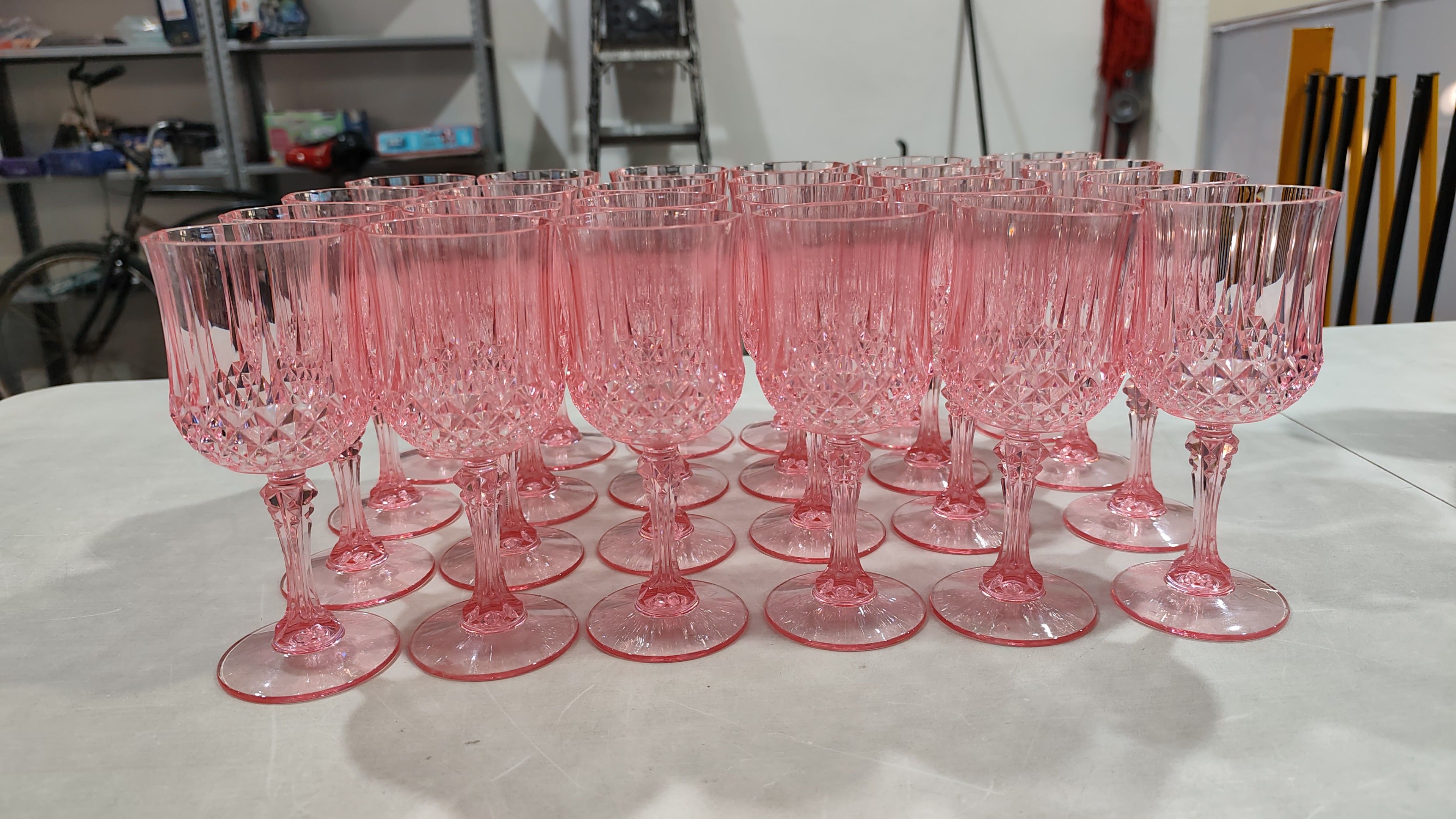 24 copas de vino de plástico rosado